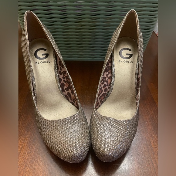 NWOT G by Guess Round Toe Gold Glitter Platform Pump Heel Shoes - Picture 2 of 8